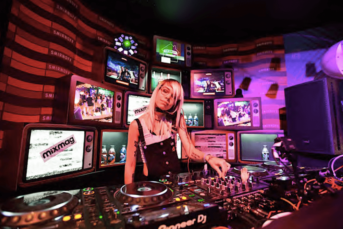 Smirnoff House: production photos DJ booth